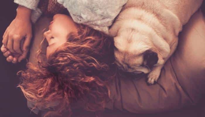 mulheres dormindo com o cachorro